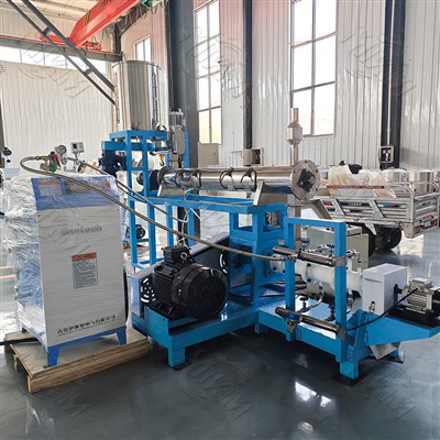 What distinctions exist between the extruded and pelleted feed manufacturing processes?